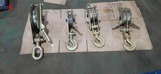 Doppelscheibiges Hebezeug mit einer Nennlast von 30–100 kN und beidseitig offenem Design für das Heben schwerer Lasten