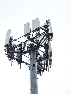 Telekommunikation galvanisierter Guyed-Mast mit in Verbindung stehenden Zusätzen