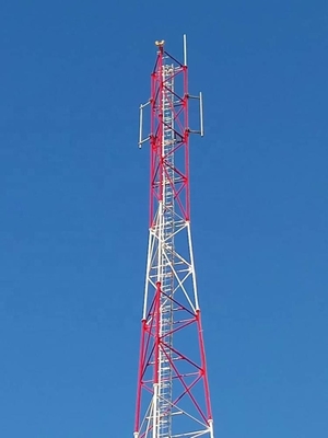 Röhrenstahltelekommunikation ragen mit dem heißen galvanisierten Bad und den Klammern hoch